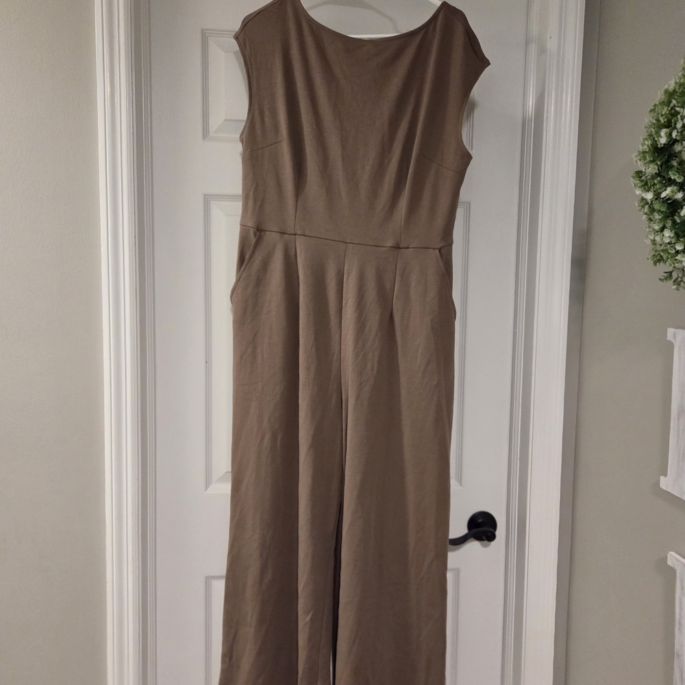 Old Navy Tan Jumpsuit with POCKETS Fitted Bodice and Soft Fabric